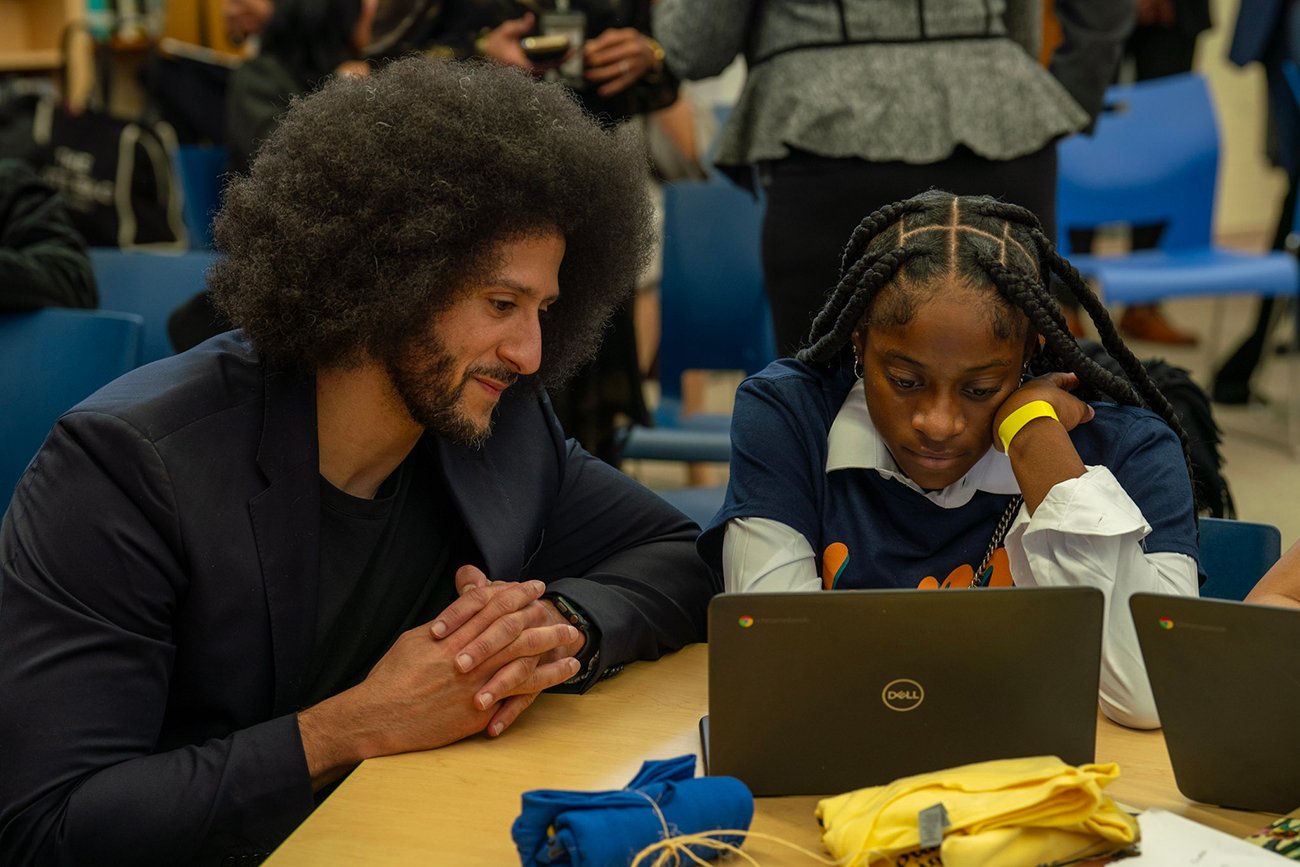 Colin-Kaepernick-with-student-using-Chromebook