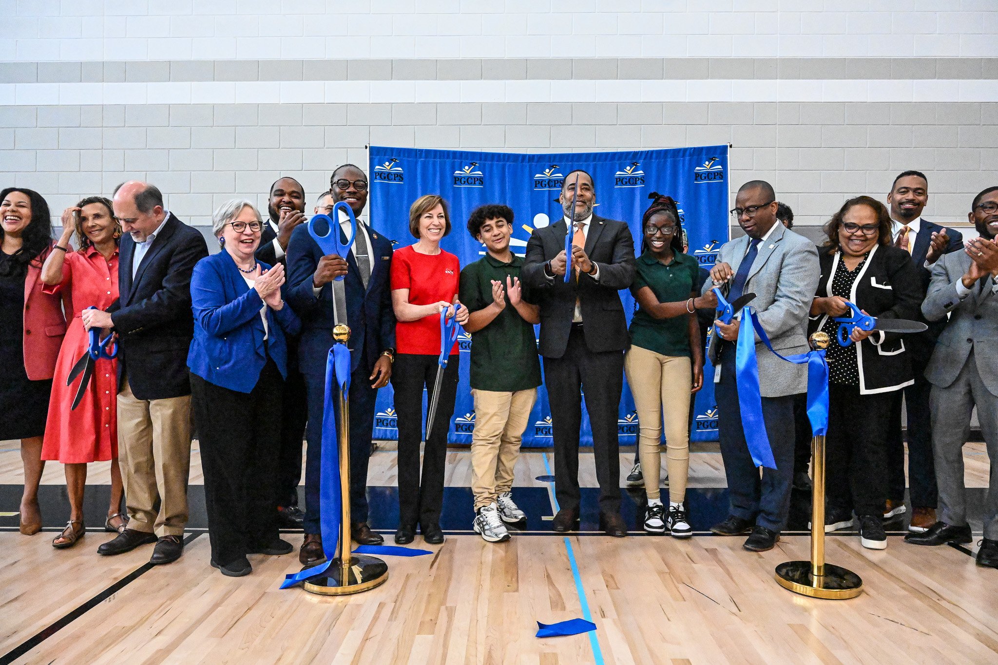 PGCPS leadership, Principal Dogget, staff and students cutting the ribbon